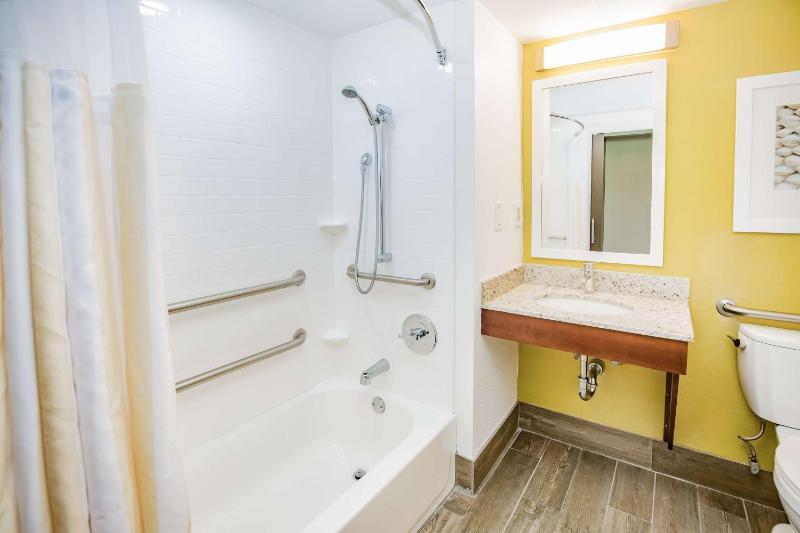 King Room with Bath Tub - Disability Access and Hearing Accessible image 2