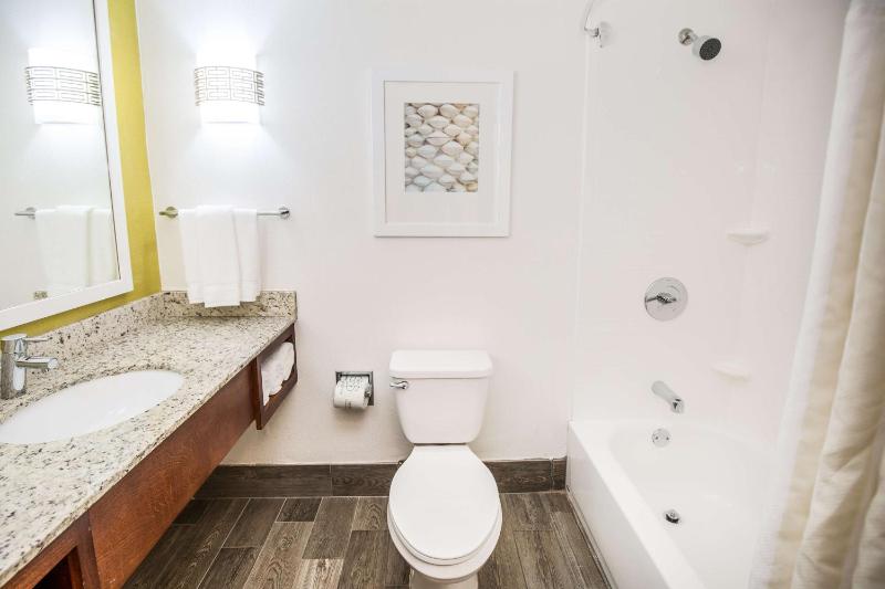 Queen Room with Two Queen Beds and Pool View image 3
