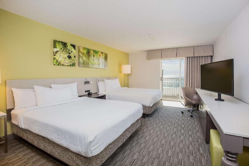 Queen Room with Two Queen Beds and Ocean View image 4