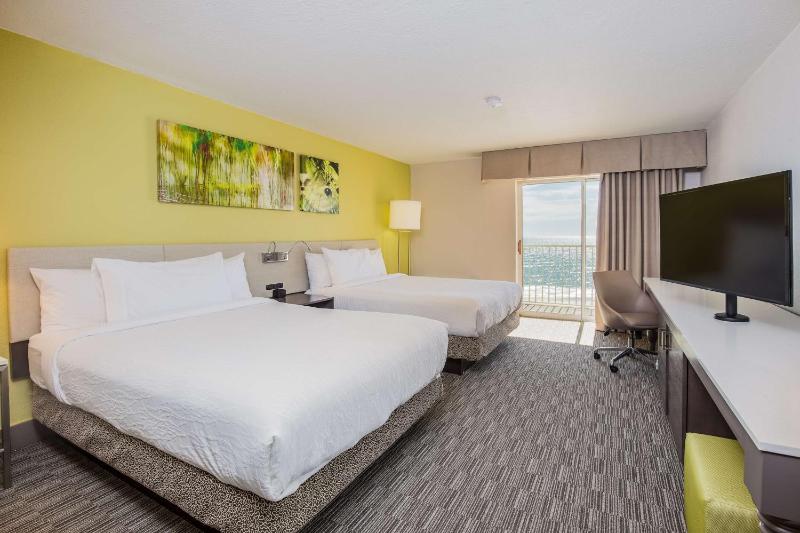 Queen Room with Two Queen Beds and Ocean View image 4