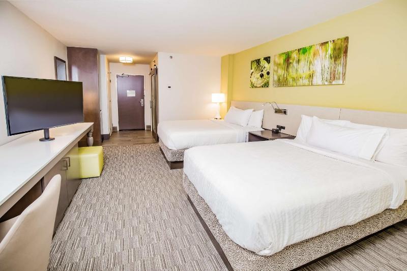 Queen Room with Two Queen Beds and Pool View image 4