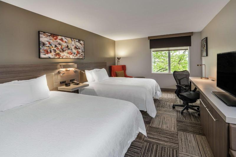 Queen Room with Two Queen Beds image 3