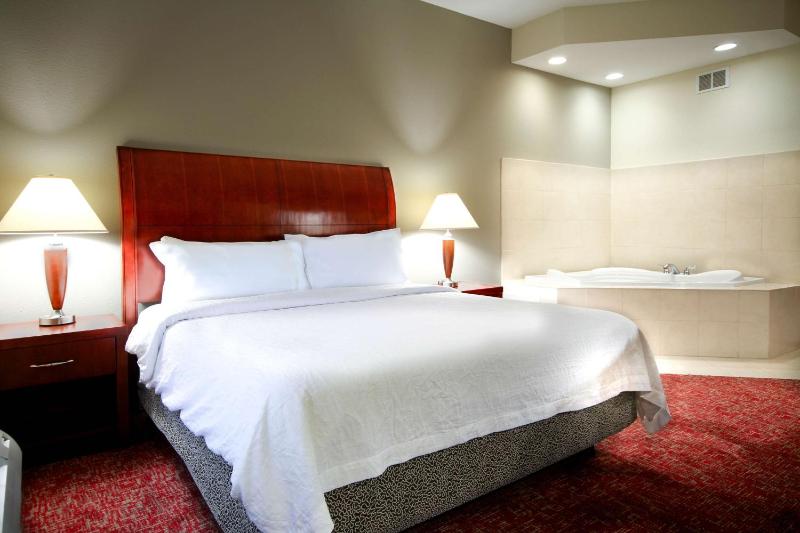 King Room with Whirlpool image 1