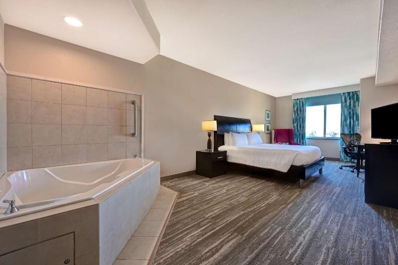 King Room with Whirlpool image 4