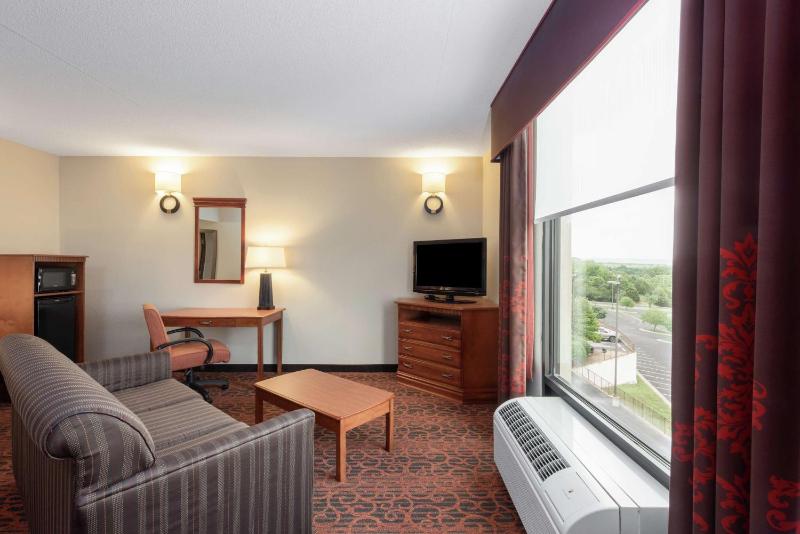 King Suite - Non-Smoking image 2