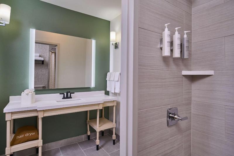 Two-Bedroom King Suite with Two Double Beds image 2