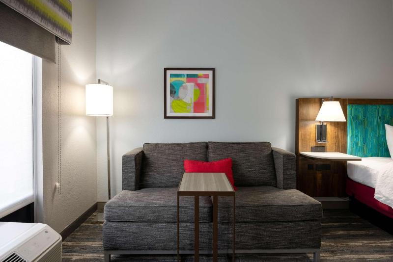 King Room with Sofa Bed - Hearing Accessible/Non-Smoking image 4