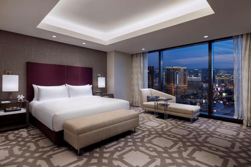 One-Bedroom King Suite with Strip View image 3