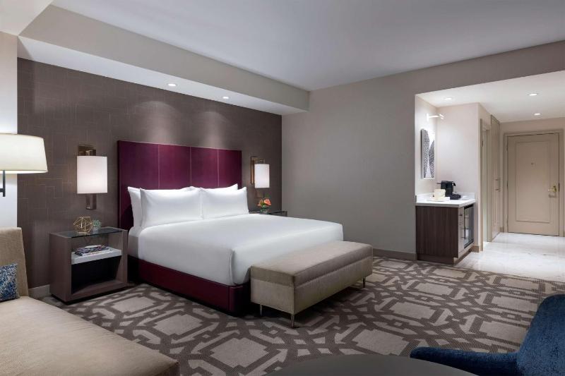 Superior King Room with City View image 3
