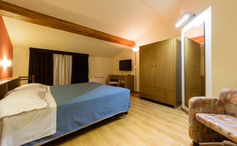 Classic Double or Twin Room image 3