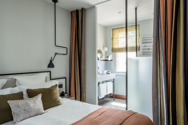Deluxe Double Room with Sea View image 3