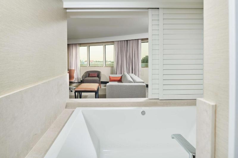 One-Bedroom King Suite with Jetted Tub image 1