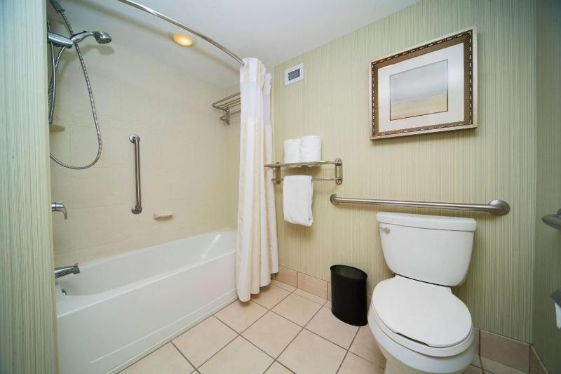 Queen Room with Two Queen Beds - Mobility and Hearing Access image 3