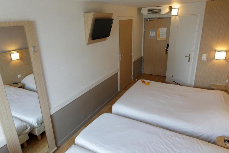 Superior Room - 1 Double Bed 2 Single Beds image 2