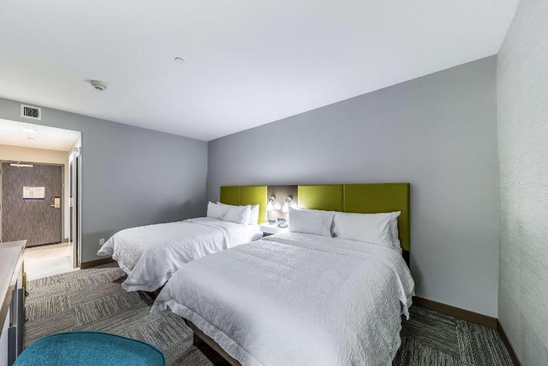 Queen Room with Two Queen Beds - Non-Smoking image 3