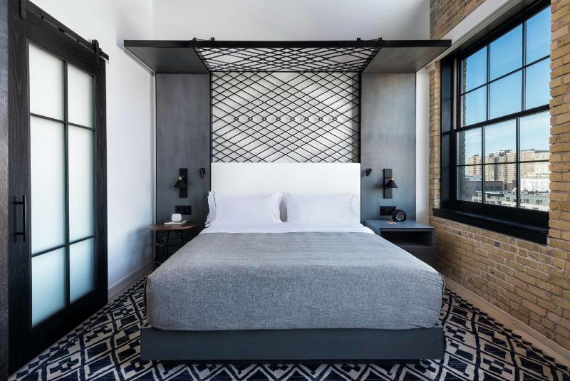 Deluxe King Room image 4