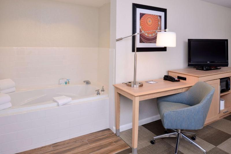 King Room with Spa Bath image 3
