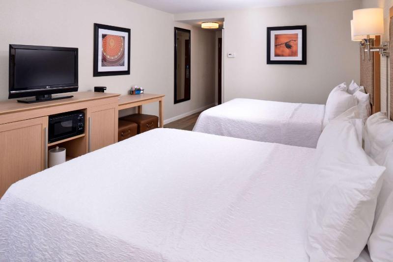 Queen Room with Two Queen Beds - Non-Smoking image 4
