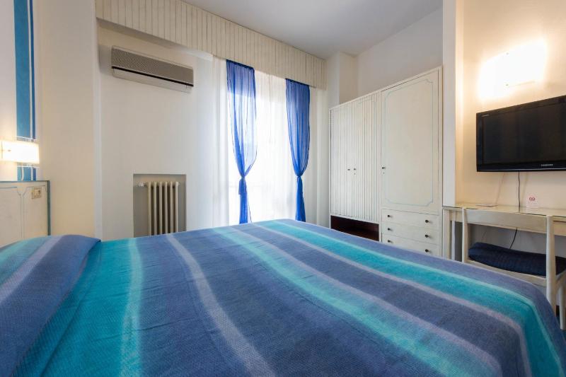 Classic Double or Twin Room with Balcony image 4