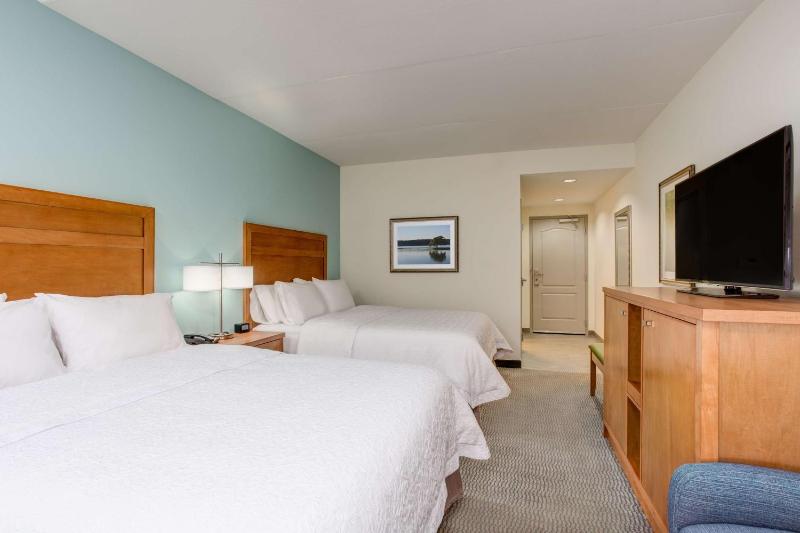 Queen Room with Two Queen Beds (4 Adults) image 3
