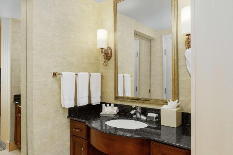 One-Bedroom Queen Suite with Two Queen Beds - Non-Smoking image 3