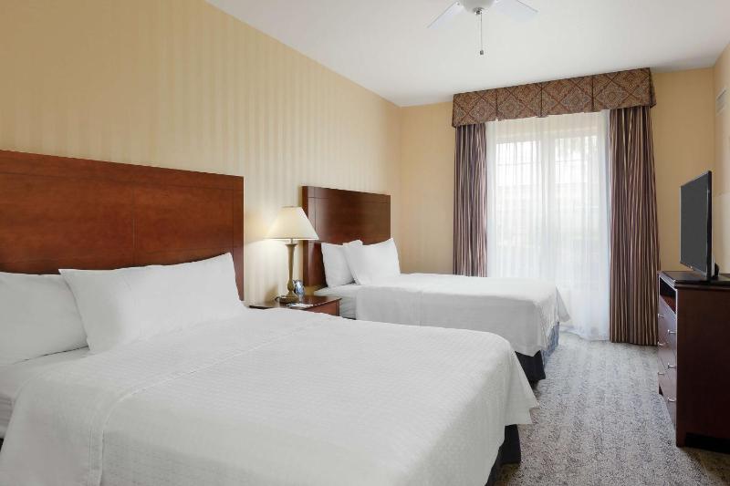 Two Bedroom Suite with One King and Two Queen Beds - Non-Smoking image 3