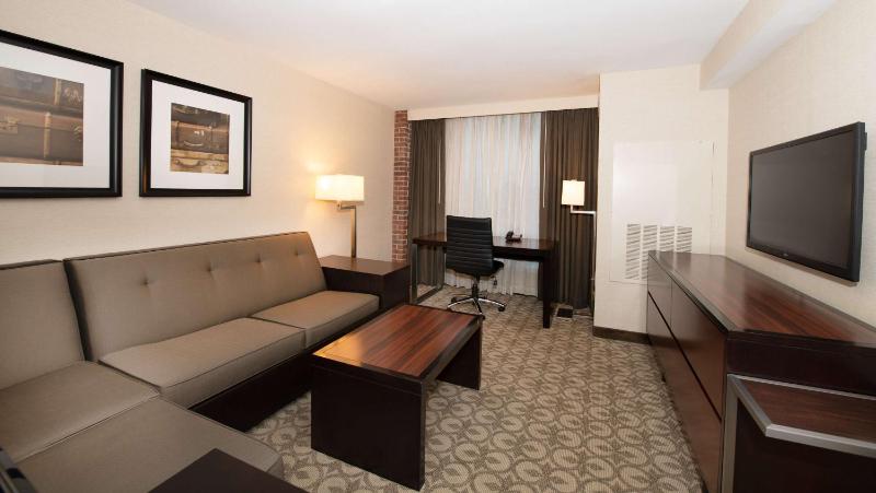 One-Bedroom Suite with Two Double Beds and Sofa Bed - Non-Smoking image 4