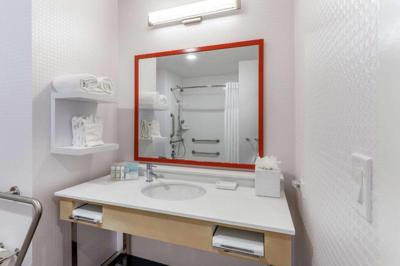 Queen Room with Two Queen Beds and City View - Mobility Accessible image 2