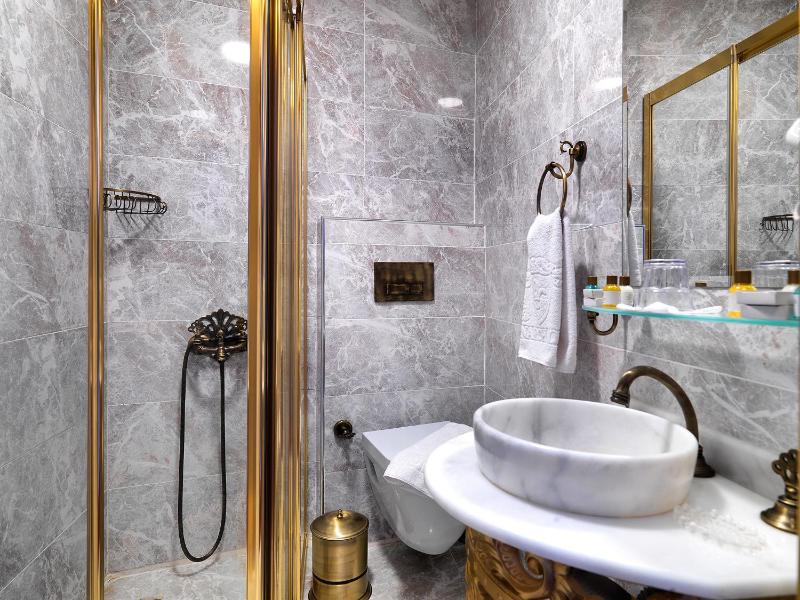 Deluxe Suite with Jacuzzi image 3