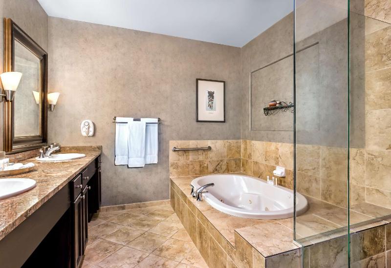 Executive King Suite - Non-Smoking image 2