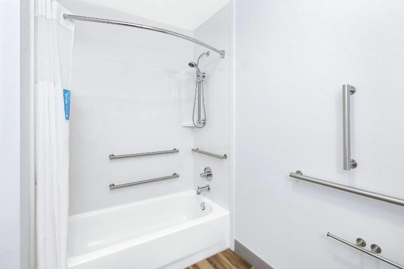 Double Room with Accessible Tub - Mobility Access image 3
