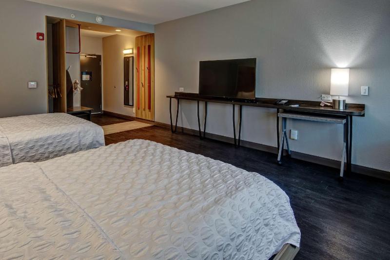 Queen Room with Two Queen Beds - Mobility Access image 4