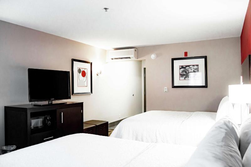 Queen Room with Two Queen Beds - Mobility and Hearing Access/Non-Smoking image 3