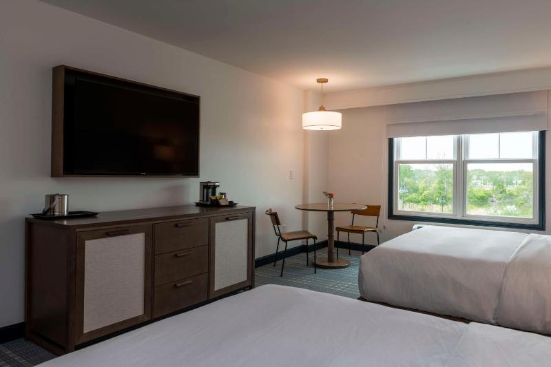 Queen Room with Two Queen Beds image 3