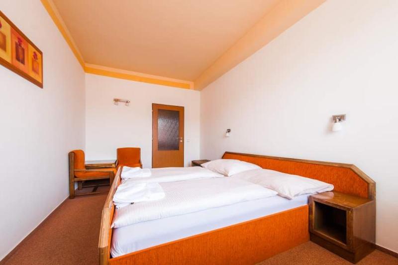 Standard Double Room image 3
