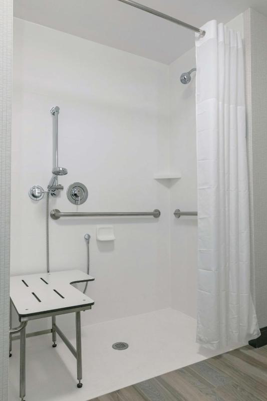 King Room with Roll-In Shower - Mobility and Hearing Access/Non-Smoking image 2