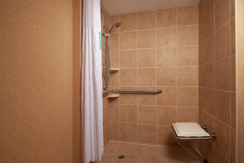 Queen Room with Roll-In Shower - Disability Access/Non-Smoking image 2