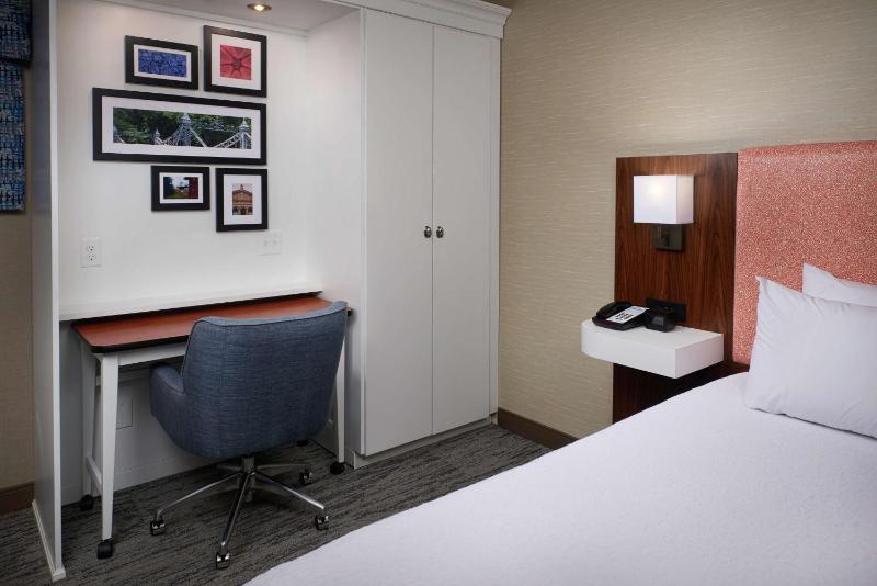 Queen Room with Roll-In Shower - Disability Access/Non-Smoking image 3