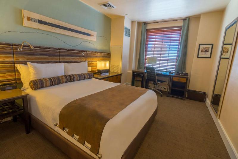 Queen Room image 1