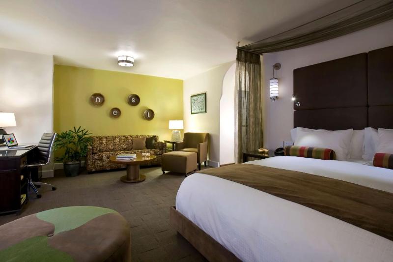 Deluxe King Room image 2