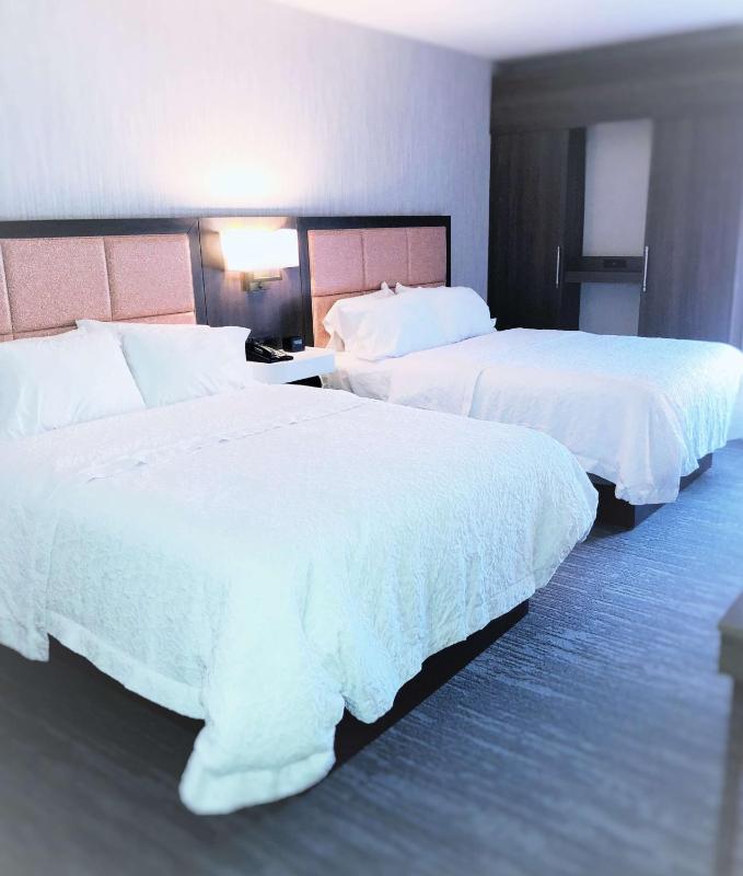 Queen Room with Two Queen Beds - Non-Smoking image 4