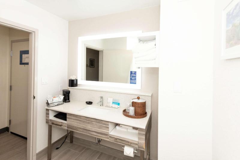 King Room image 2
