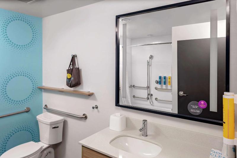 King Room with Accessible Tub - Mobility Access image 3