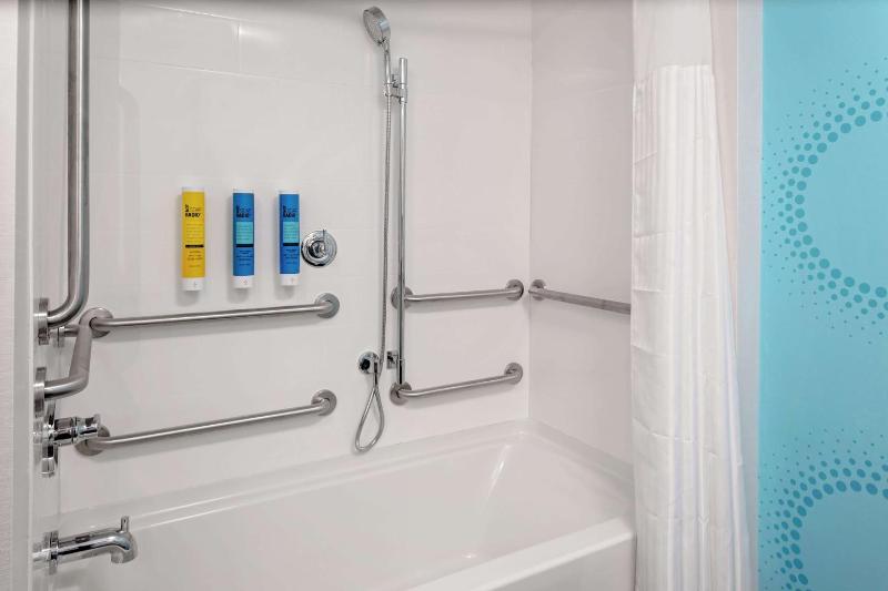 King Room with Accessible Tub - Mobility Access image 2