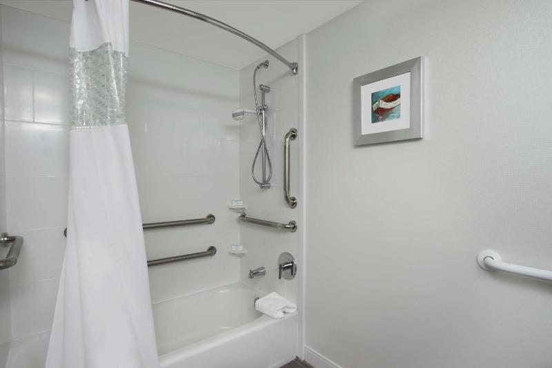Queen Room with Bath Tub - Disability Access/Non-Smoking  image 2