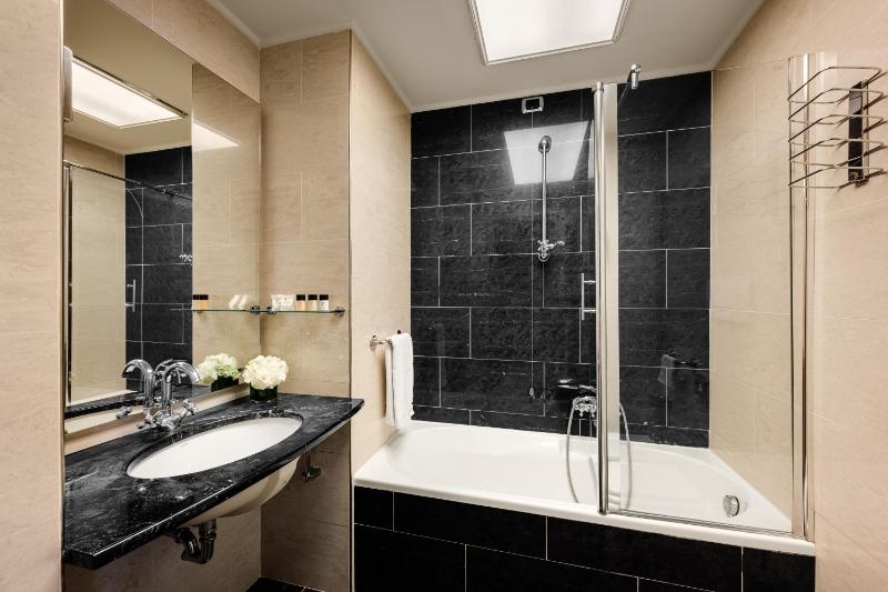 Superior Triple Room image 1