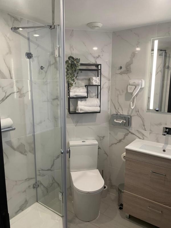 Comfort Queen Room image 4