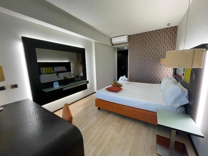Deluxe Double Room image 3