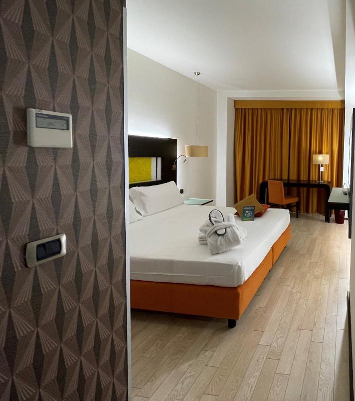 Deluxe Double Room image 2