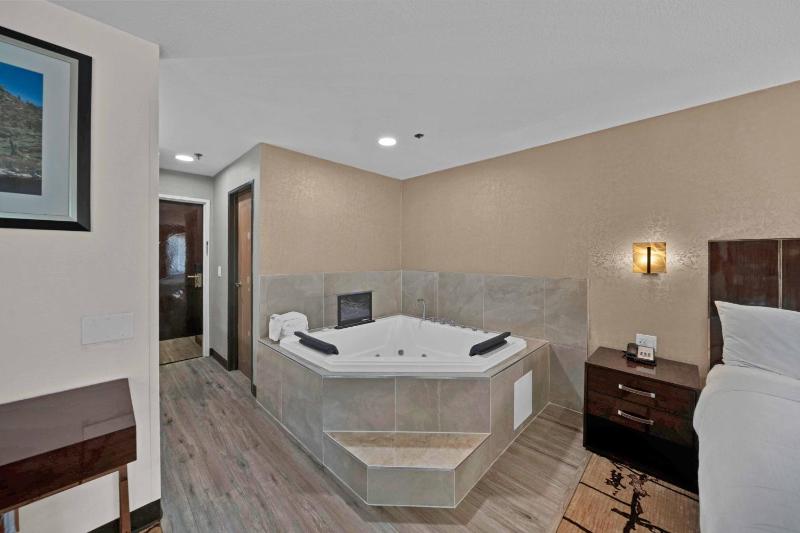 King Suite with Hot Tub - Non-Smoking image 1